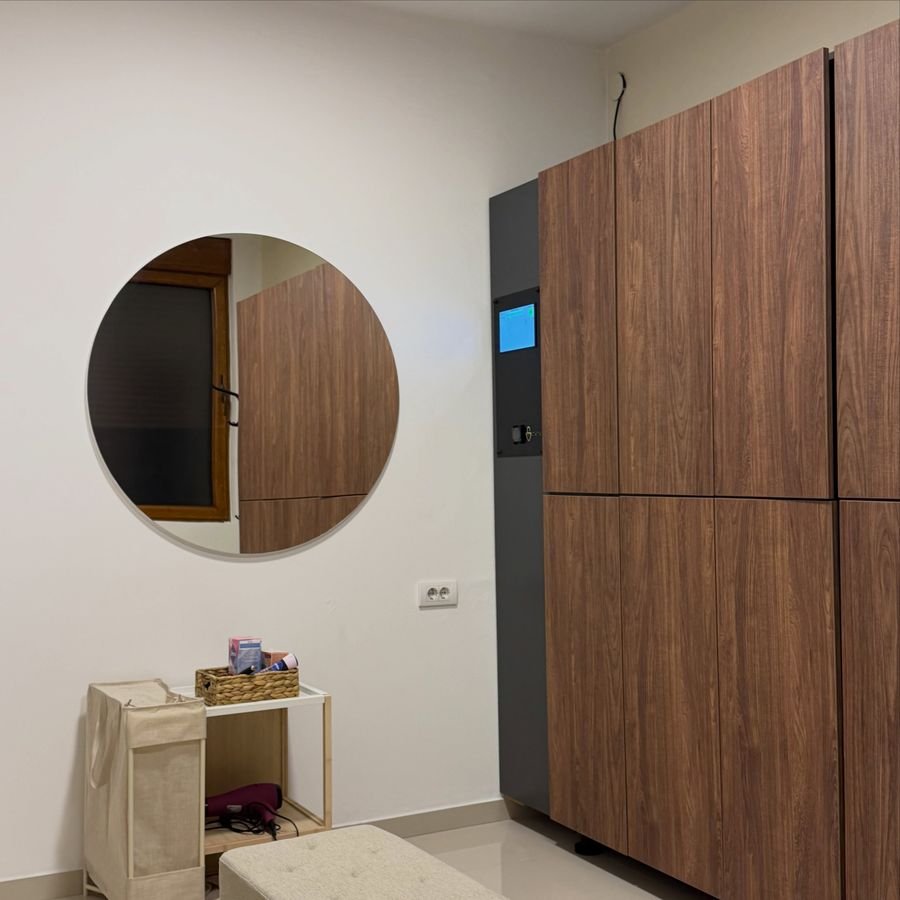Svlačionica sa drvenim ormarićima i okruglim ogledalom